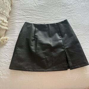 Pepper mayo leather skirt